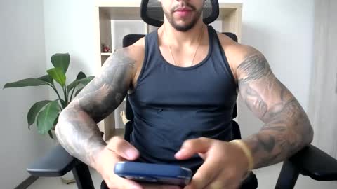 Snapshot of loganhod chatting on May 7, 10:37 pm Logan Wolfp online show from May 7, 10:37 pm