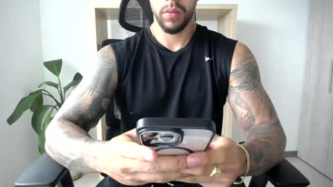 Snapshot of loganhod chatting on May 18, 9:31 pm Logan Wolfp online show from May 18, 9:31 pm