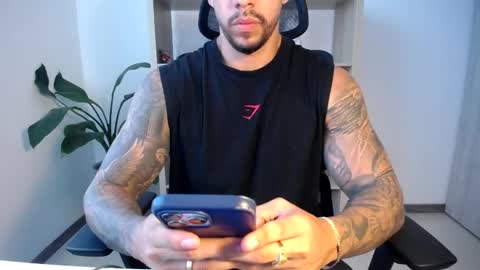 Snapshot of loganhod chatting on June 4, 10:05 pm Logan Wolfp online show from June 4, 10:05 pm