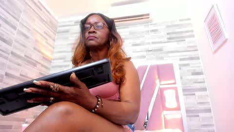 Lola online show from January 29, 11:30 am