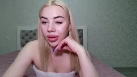 lola_lipps online show from March 27, 10:20 pm