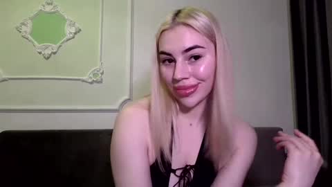 lola_lipps online show from April 19, 6:10 pm