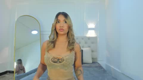 lola red online show from April 6, 7:26 pm