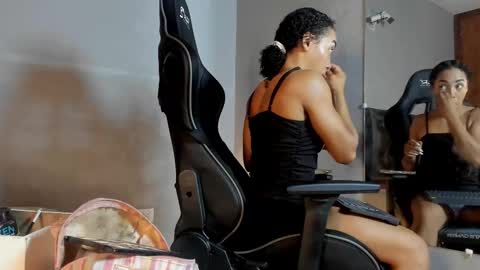 Snapshot of lolareyes1 chatting on December 5, 4:10 am lolareyes1 online show from December 5, 4:10 am