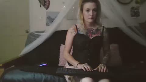 Snapshot of lollipop256080 chatting on October 16, 6:58 am Lollipop Queen online show from October 16, 6:58 am