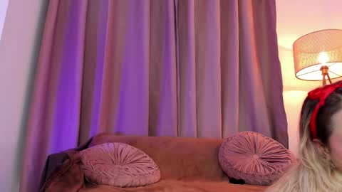 Snapshot of lolly_js_ chatting on May 17, 4:32 am Lolly online show from May 17, 4:32 am