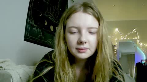 Snapshot of lollylol11 chatting on December 4, 1:42 pm Lilly online show from December 4, 1:42 pm