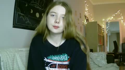 Snapshot of lollylol11 chatting on December 24, 11:33 pm Lilly online show from December 24, 11:33 pm