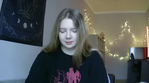 Snapshot of lollylol11 chatting on January 25, 7:49 am Lilly online show from January 25, 7:49 am