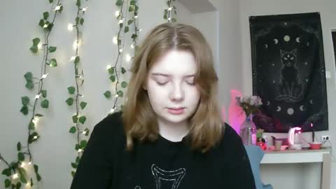 Snapshot of lollylol11 chatting on March 10, 1:54 pm Lilly online show from March 10, 1:54 pm
