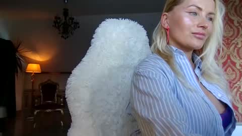 Roxy online show from December 8, 1:25 pm