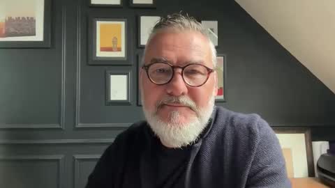 Snapshot of londongent2023 chatting on June 3, 10:07 am EnglishBear online show from June 3, 10:07 am