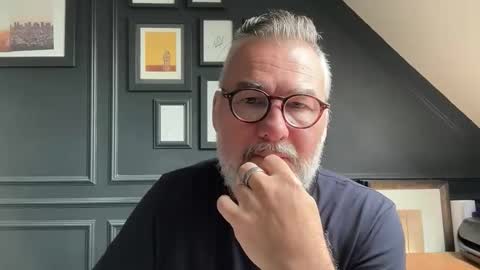 Snapshot of londongent2023 chatting on June 5, 9:26 am EnglishBear online show from June 5, 9:26 am