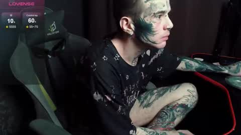 Snapshot of lone1ycrystal chatting on November 3, 12:28 pm Chris online show from November 3, 12:28 pm