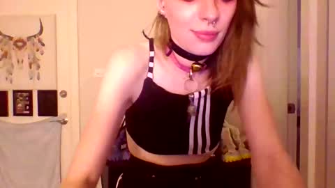 Snapshot of lonely_cosplay_chick chatting on December 14, 1:05 pm Sidney Prescott online show from December 14, 1:05 pm