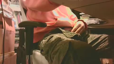 Snapshot of lonelypumabreizh chatting on December 5, 5:59 am Pumabreizh online show from December 5, 5:59 am