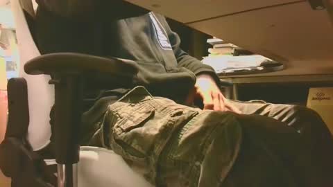 Snapshot of lonelypumabreizh chatting on December 15, 5:13 am Pumabreizh online show from December 15, 5:13 am