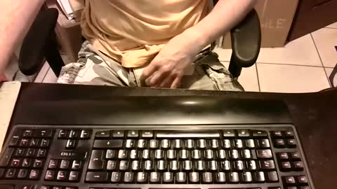 Snapshot of lonelypumabreizh chatting on December 28, 6:17 am Pumabreizh online show from December 28, 6:17 am