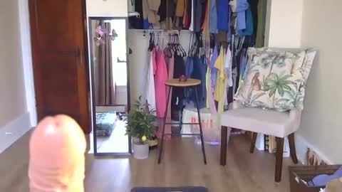 Snapshot of longlegstammy chatting on May 24, 12:21 pm Cutenurse91 online show from May 24, 12:21 pm