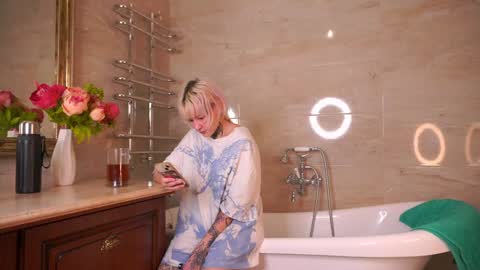 Snapshot of lookatmehabibi_ chatting on November 29, 1:47 pm Adele Ellie and Lou Sally Dana and Bonnie online show from November 29, 1:47 pm