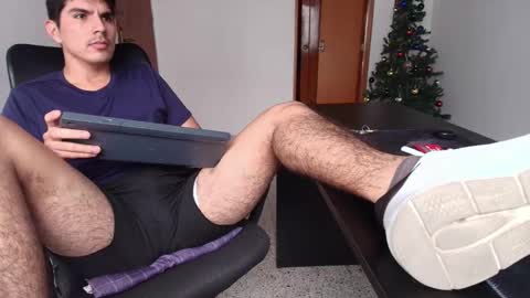 Snapshot of looki_16 chatting on December 17, 5:08 pm looki 16 online show from December 17, 5:08 pm