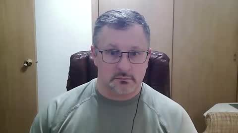 Snapshot of lookin75 chatting on February 1, 2:43 am lookin75 online show from February 1, 2:43 am