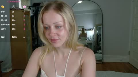 Snapshot of looking444love888 chatting on July 10, 12:04 am Elanor online show from July 10, 12:04 am