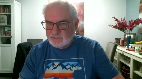 Snapshot of loop102 chatting on December 11, 4:07 am loop102 online show from December 11, 4:07 am