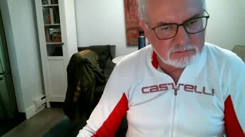 Snapshot of loop102 chatting on September 16, 2:56 am loop102 online show from September 16, 2:56 am