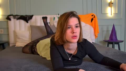 Lora online show from October 28, 4:20 pm