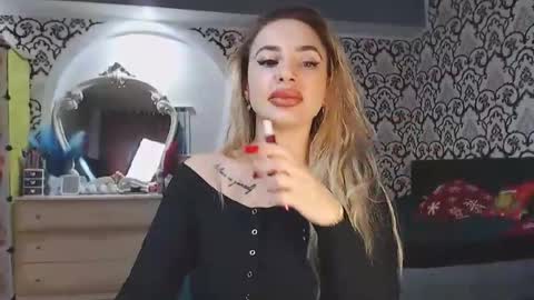 Snapshot of lorasinclare chatting on December 17, 9:37 am Queen LoraSinClare online show from December 17, 9:37 am