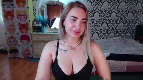 Queen LoraSinClare online show from June 4, 7:47 am