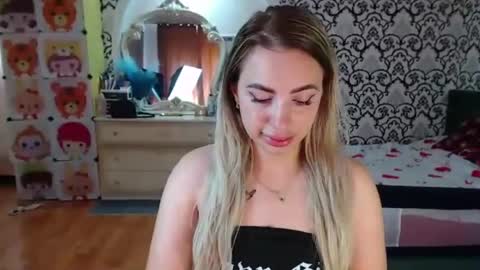 Queen LoraSinClare online show from June 18, 7:52 am