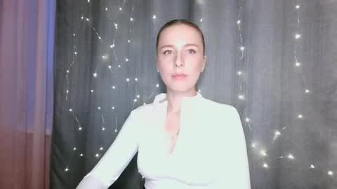 loravine online show from March 25, 3:18 pm