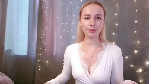 loravine online show from April 4, 1:52 pm