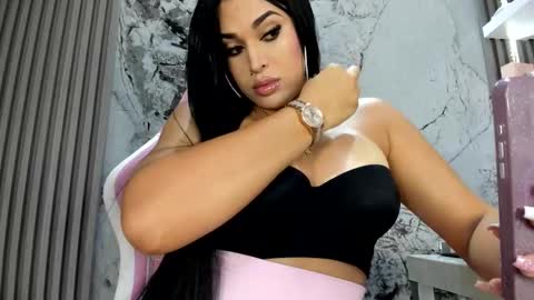 Snapshot of loren_baker chatting on November 15, 6:04 pm Doll Queen online show from November 15, 6:04 pm