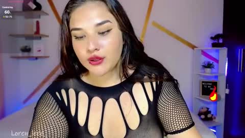 Snapshot of loren_leee chatting on February 22, 2:06 am Loren online show from February 22, 2:06 am