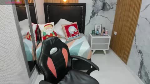 lorenadavies online show from November 25, 7:03 pm