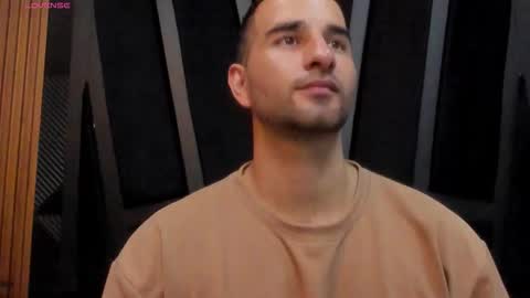 Snapshot of lorenzo_walker_ chatting on November 10, 5:12 pm L O R E N Z O Thumbs Up help online show from November 10, 5:12 pm