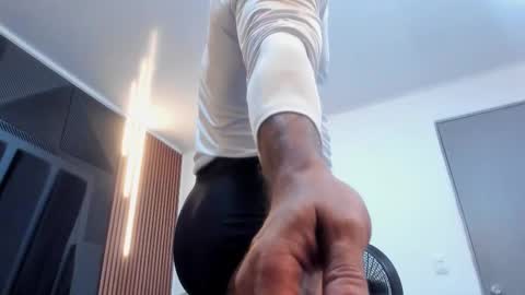 Snapshot of lorenzo_walker_ chatting on November 24, 6:40 pm L O R E N Z O Thumbs Up help online show from November 24, 6:40 pm