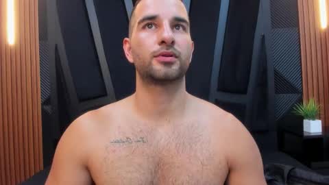 Snapshot of lorenzo_walker_ chatting on November 26, 5:14 pm L O R E N Z O Thumbs Up help online show from November 26, 5:14 pm