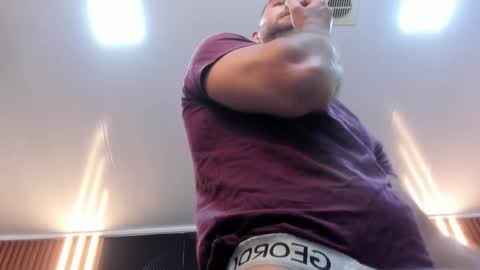 Snapshot of lorenzo_walker_ chatting on November 28, 5:26 pm L O R E N Z O Thumbs Up help online show from November 28, 5:26 pm