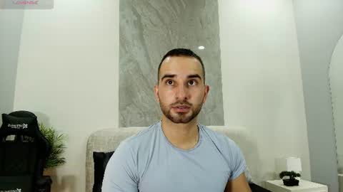 Snapshot of lorenzo_walker_ chatting on July 6, 5:37 pm L O R E N Z O Thumbs Up help online show from July 6, 5:37 pm