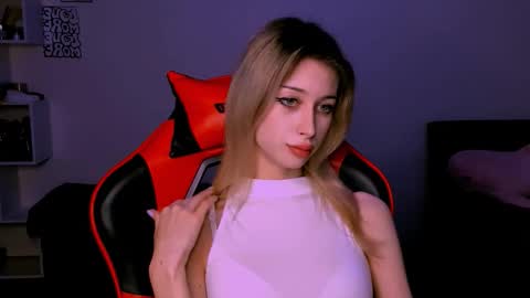 Snapshot of lori_meow chatting on October 17, 6:21 pm Lori online show from October 17, 6:21 pm