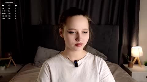 Mia online show from November 17, 2:01 pm