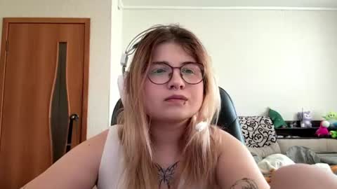 Snapshot of lorrainepurkiss chatting on June 15, 6:59 am Stasha online show from June 15, 6:59 am