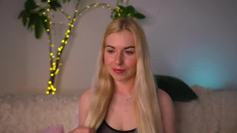 Lorrie online show from April 10, 2:00 pm