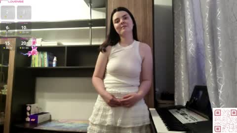 Snapshot of loudeguise chatting on June 8, 11:43 am Esma online show from June 8, 11:43 am