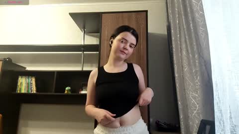 Snapshot of loudeguise chatting on June 25, 9:14 am Esma online show from June 25, 9:14 am
