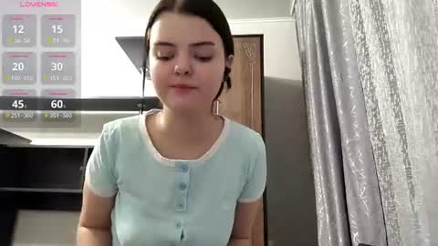 Snapshot of loudeguise chatting on July 25, 7:55 pm Esma online show from July 25, 7:55 pm